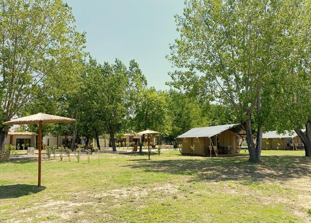 Mareleon Camping Ofrínion 外观 照片